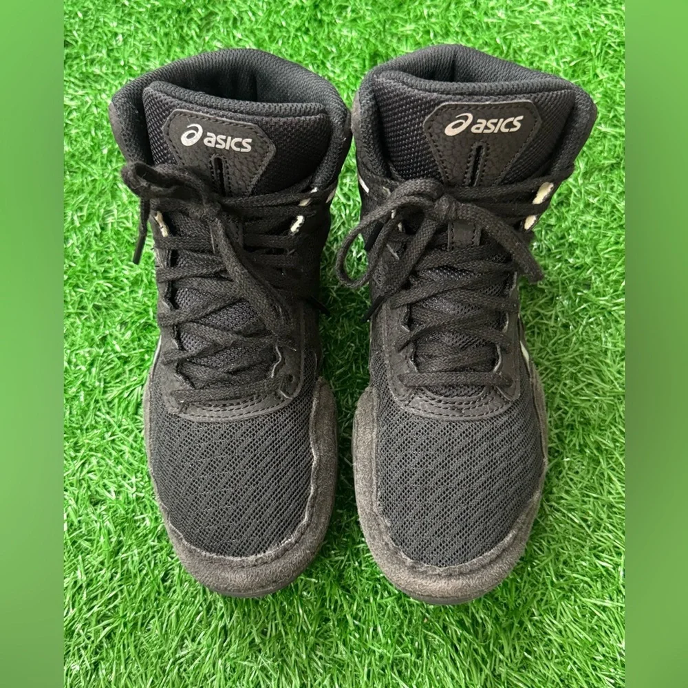 ASICS Kids‎ Black Sneakers Size 4